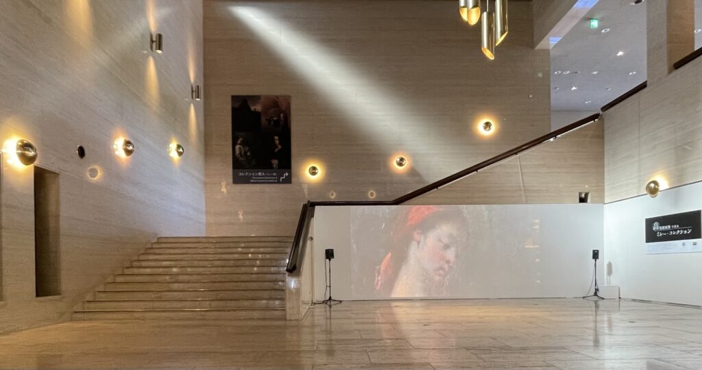 山梨県立美術館の受付前