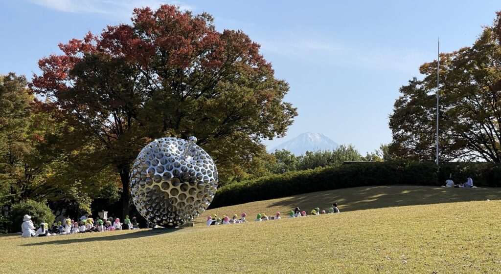 芸術の森公園。遠くに富士山が見える。