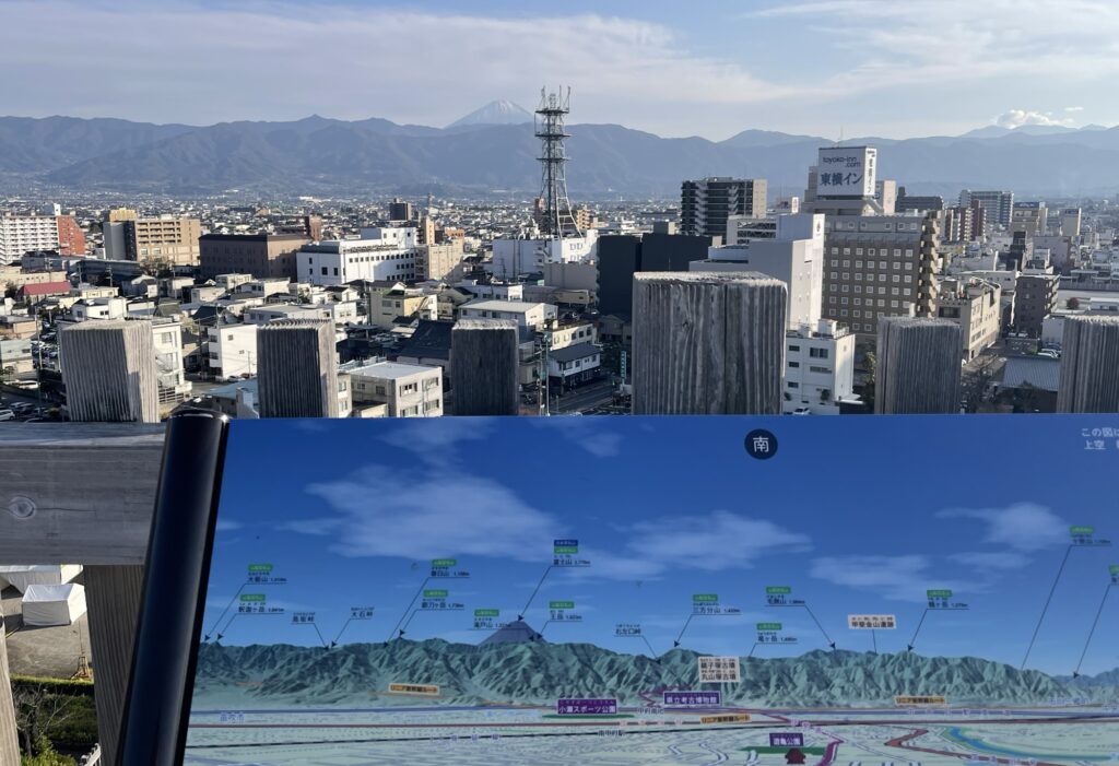 舞鶴城公園からの景色。遠くに富士山が見える。